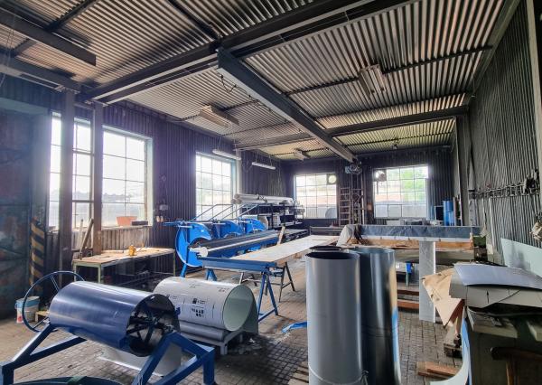 NEWDAY | NA PREDAJ funkčný a udržiavaný výrobný areál | 2400 m2 vnútorná rozloha | 5500 m2 pozemok | Priemyselný park – Bošany