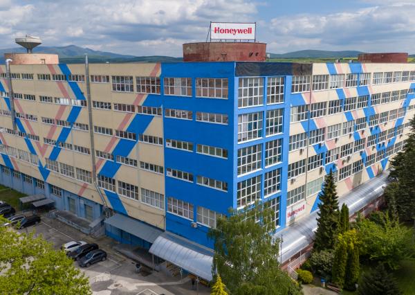 NEWDAY | NA PRENÁJOM kancelárske priestory na prízemí (samostatný vstup) |  208 m2 | bývalá budova Honeywellu | industriálny park na Nitrianskej ceste - Partizánske