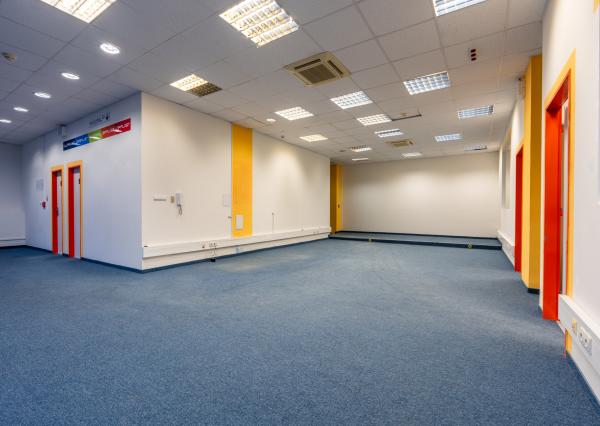 NEWDAY | NA PRENÁJOM kancelárske priestory na prízemí (samostatný vstup) |  208 m2 | bývalá budova Honeywellu | industriálny park na Nitrianskej ceste - Partizánske