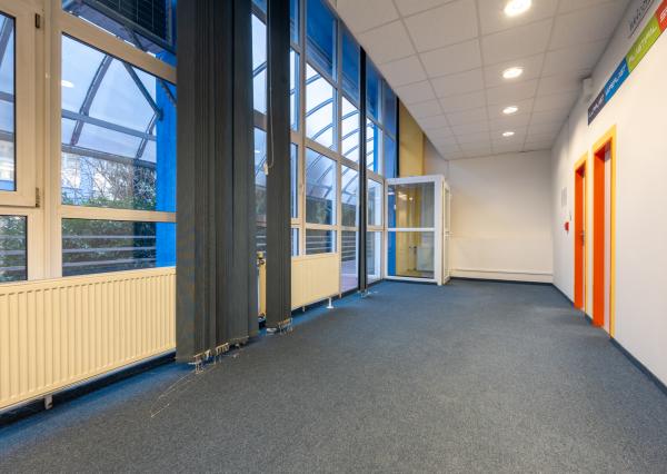 NEWDAY | NA PRENÁJOM kancelárske priestory na prízemí (samostatný vstup) |  208 m2 | bývalá budova Honeywellu | industriálny park na Nitrianskej ceste - Partizánske