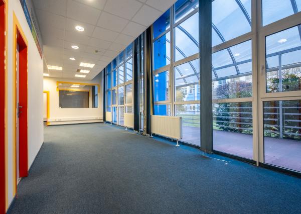 NEWDAY | NA PRENÁJOM kancelárske priestory na prízemí (samostatný vstup) |  208 m2 | bývalá budova Honeywellu | industriálny park na Nitrianskej ceste - Partizánske