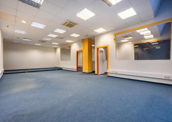 NEWDAY | NA PRENÁJOM kancelárske priestory na prízemí (samostatný vstup) |  208 m2 | bývalá budova Honeywellu | industriálny park na Nitrianskej ceste - Partizánske