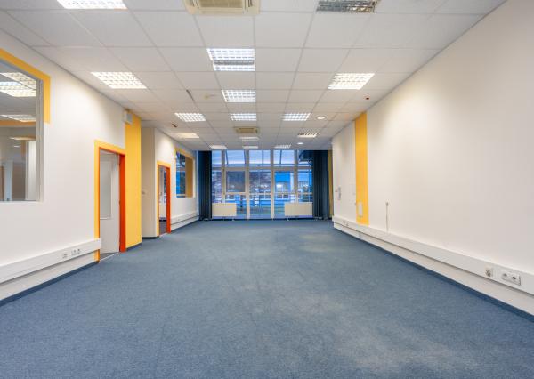 NEWDAY | NA PRENÁJOM kancelárske priestory na prízemí (samostatný vstup) |  208 m2 | bývalá budova Honeywellu | industriálny park na Nitrianskej ceste - Partizánske