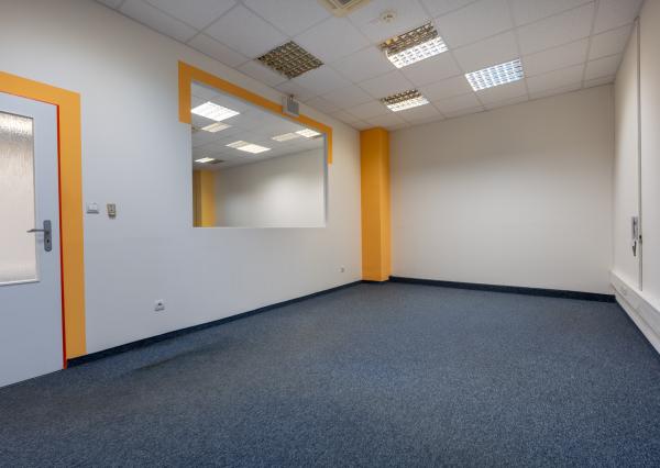 NEWDAY | NA PRENÁJOM kancelárske priestory na prízemí (samostatný vstup) |  208 m2 | bývalá budova Honeywellu | industriálny park na Nitrianskej ceste - Partizánske