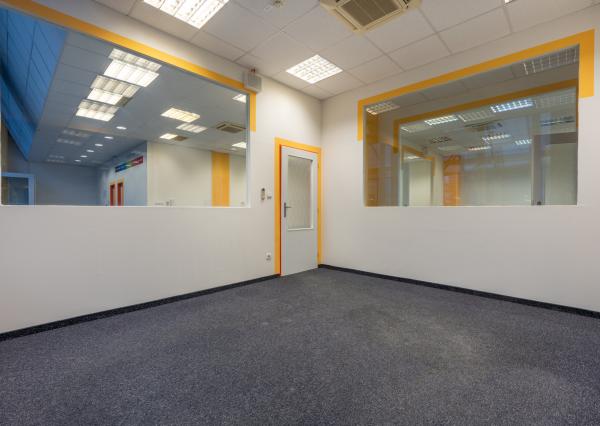 NEWDAY | NA PRENÁJOM kancelárske priestory na prízemí (samostatný vstup) |  208 m2 | bývalá budova Honeywellu | industriálny park na Nitrianskej ceste - Partizánske