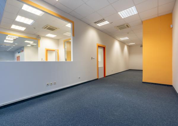 NEWDAY | NA PRENÁJOM kancelárske priestory na prízemí (samostatný vstup) |  208 m2 | bývalá budova Honeywellu | industriálny park na Nitrianskej ceste - Partizánske
