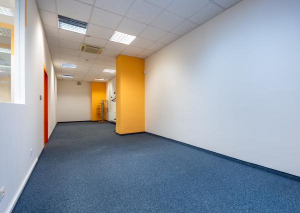 NEWDAY | NA PRENÁJOM kancelárske priestory na prízemí (samostatný vstup) |  208 m2 | bývalá budova Honeywellu | industriálny park na Nitrianskej ceste - Partizánske