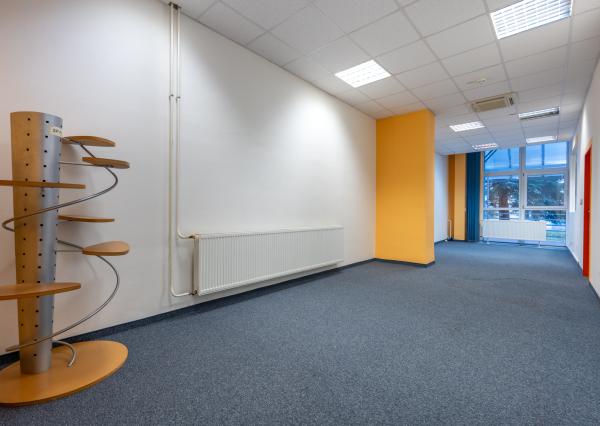 NEWDAY | NA PRENÁJOM kancelárske priestory na prízemí (samostatný vstup) |  208 m2 | bývalá budova Honeywellu | industriálny park na Nitrianskej ceste - Partizánske