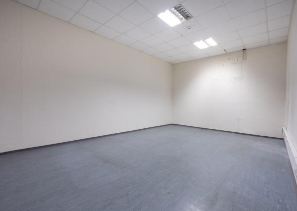 NEWDAY | NA PRENÁJOM kancelárske priestory na prízemí (samostatný vstup) |  208 m2 | bývalá budova Honeywellu | industriálny park na Nitrianskej ceste - Partizánske