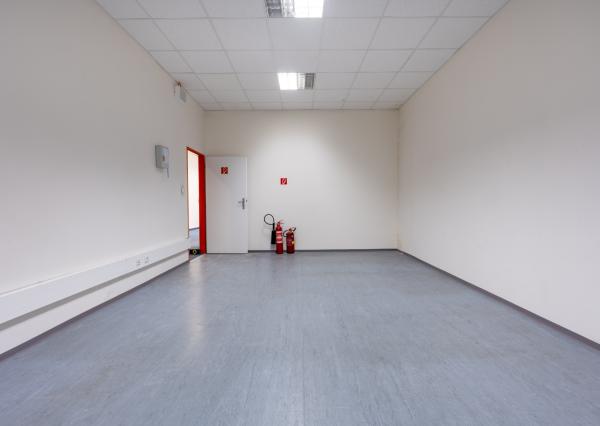 NEWDAY | NA PRENÁJOM kancelárske priestory na prízemí (samostatný vstup) |  208 m2 | bývalá budova Honeywellu | industriálny park na Nitrianskej ceste - Partizánske