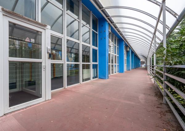 NEWDAY | NA PRENÁJOM kancelárske priestory na prízemí (samostatný vstup) |  208 m2 | bývalá budova Honeywellu | industriálny park na Nitrianskej ceste - Partizánske