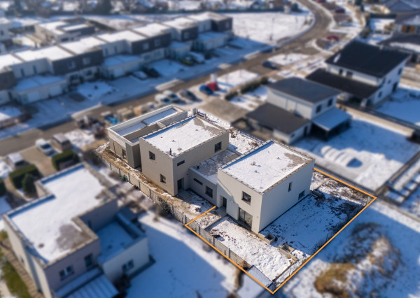 NA PREDAJ 5-izbový poschodový byt + KK + záhrada + pivnica + 2 park. miesta, Dubová ul. - N. Dubnica