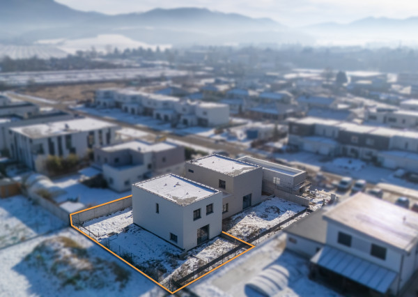 NA PREDAJ 5-izbový poschodový byt + KK + záhrada + pivnica + 2 park. miesta, Dubová ul. - N. Dubnica