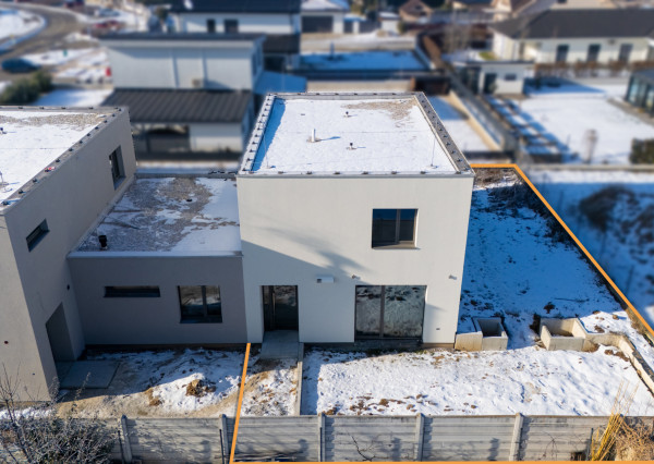 NA PREDAJ 5-izbový poschodový byt + KK + záhrada + pivnica + 2 park. miesta, Dubová ul. - N. Dubnica