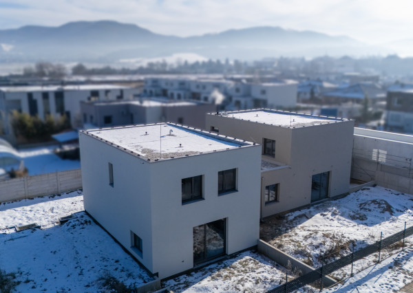 NA PREDAJ 5-izbový poschodový byt + KK + záhrada + pivnica + 2 park. miesta, Dubová ul. - N. Dubnica