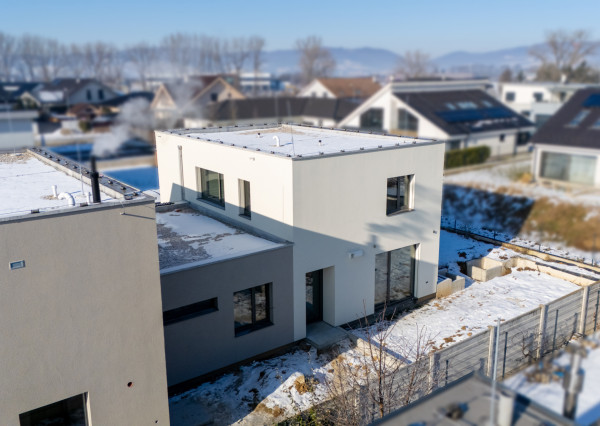 NA PREDAJ 5-izbový poschodový byt + KK + záhrada + pivnica + 2 park. miesta, Dubová ul. - N. Dubnica