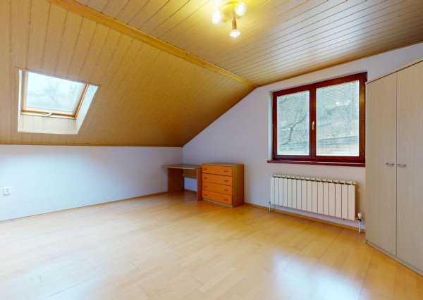 NEWDAY | NA PREDAJ 25-ročný rodinný dom s 2 bytovými jednotkami | 358 m2 úžitková plocha | 420 m2 pozemok | Partizánska - Trenčianske Teplice