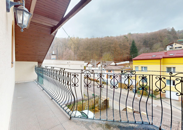 NEWDAY | NA PREDAJ 25-ročný rodinný dom s 2 bytovými jednotkami | 358 m2 úžitková plocha | 420 m2 pozemok | Partizánska - Trenčianske Teplice