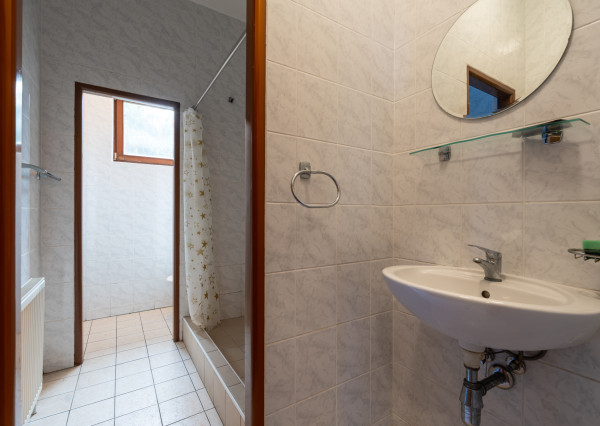 NEWDAY | NA PREDAJ 25-ročný rodinný dom s 2 bytovými jednotkami | 358 m2 úžitková plocha | 420 m2 pozemok | Partizánska - Trenčianske Teplice