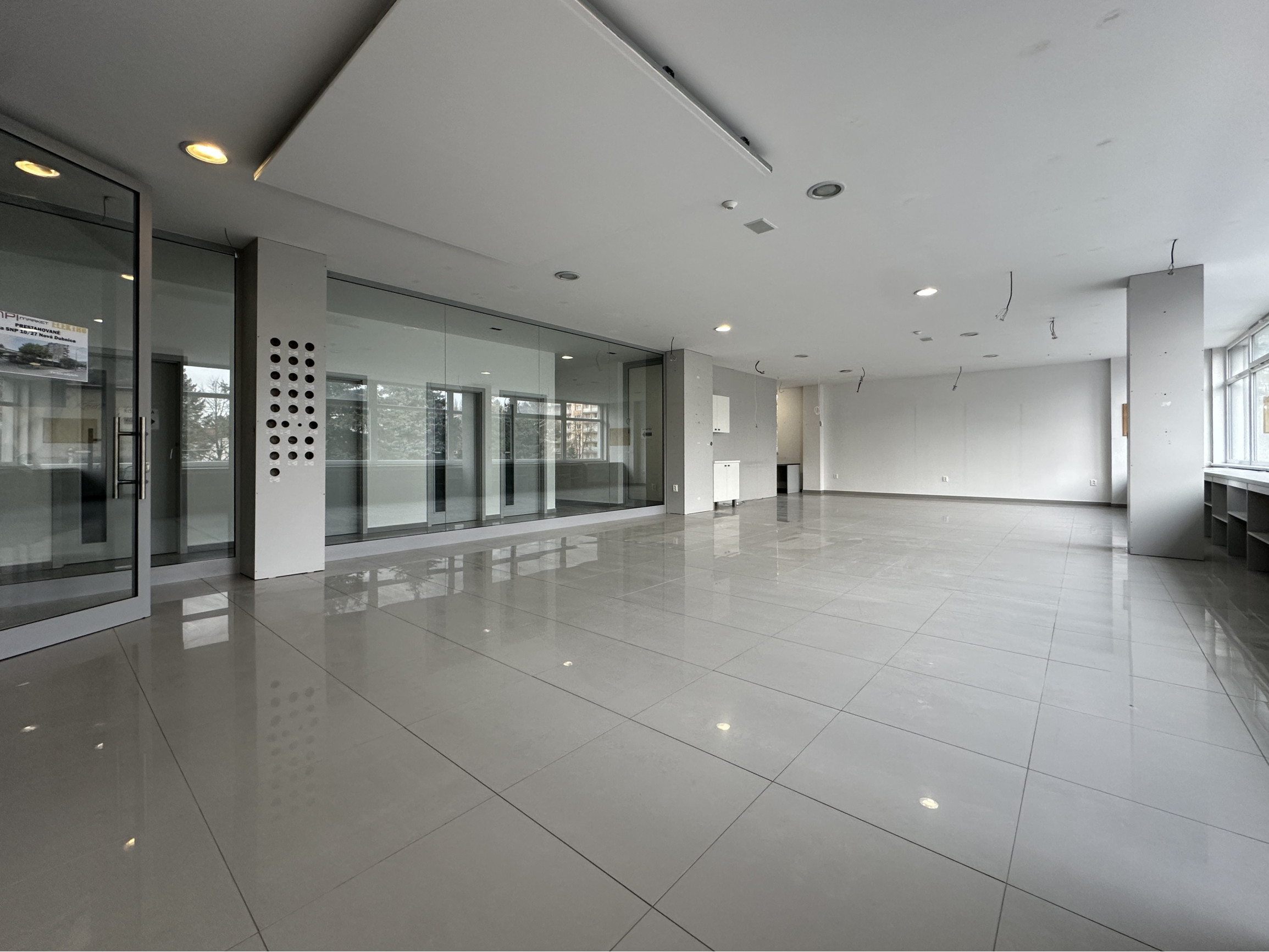 NA PRENÁJOM ZREKONŠTRUOVANÝ obchodný priestor pre kancelárie či prevádzku, Nová Dubnica - 124-150 m2