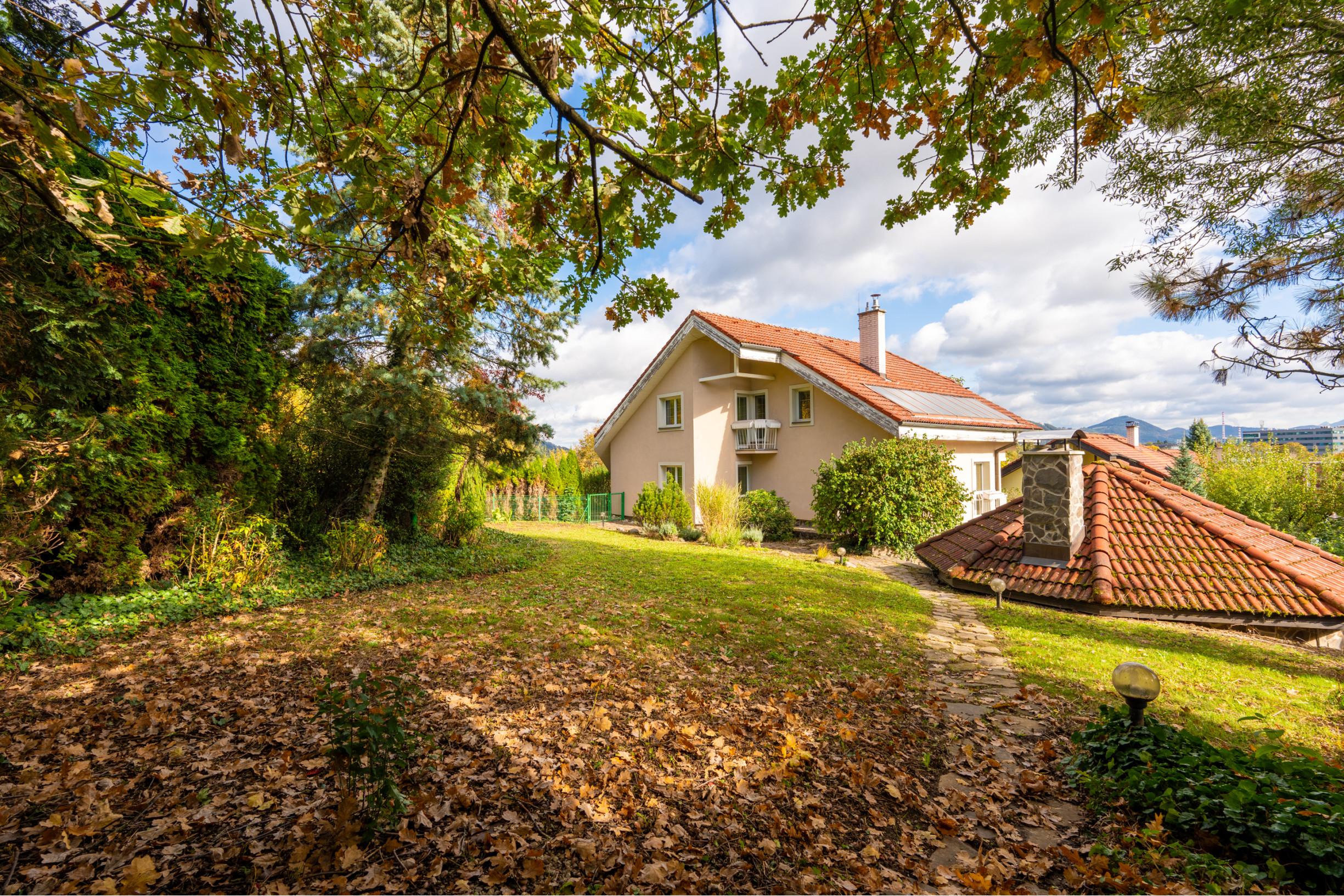 NA PREDAJ 25-ročný 6-izbový rodinný dom, Pod sadom, Žilina (Závodie) - plocha 355 m2, pozemok 963 m2