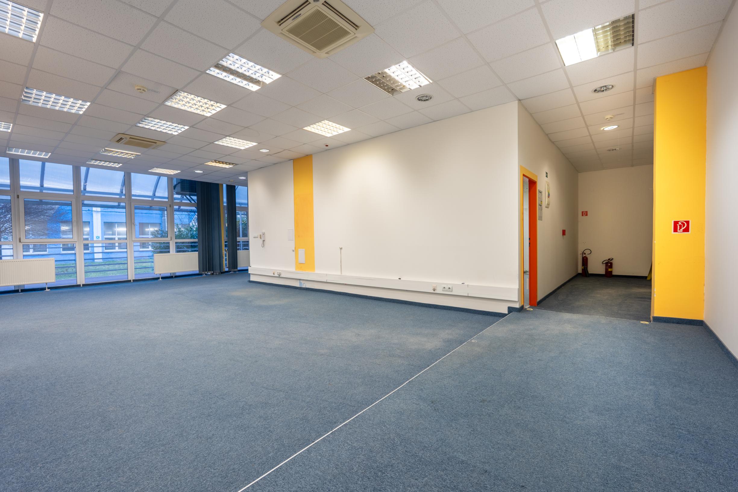 NEWDAY | NA PRENÁJOM kancelárske priestory na prízemí (samostatný vstup) |  208 m2 | bývalá budova Honeywellu | industriálny park na Nitrianskej ceste - Partizánske