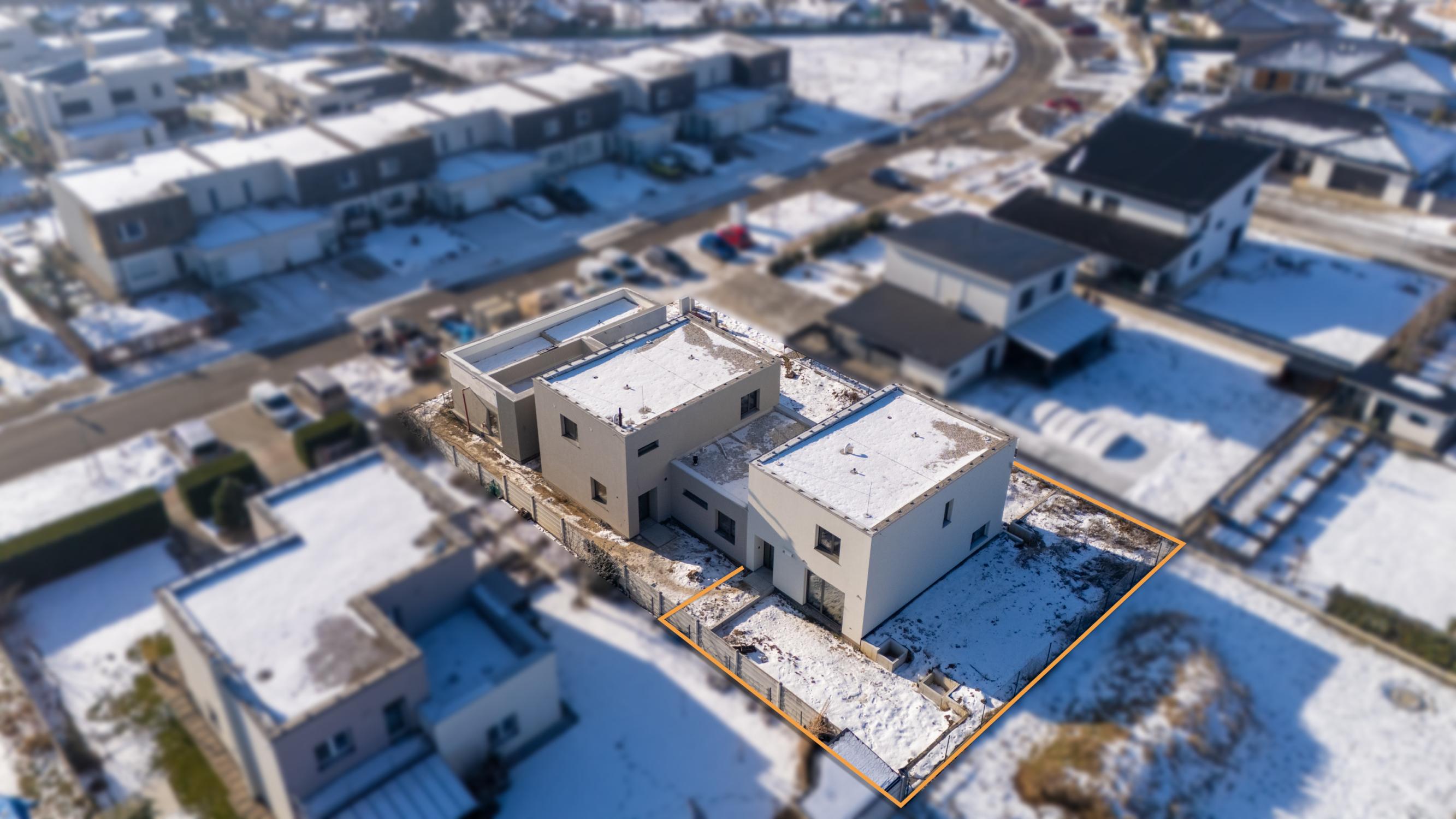 NA PREDAJ 5-izbový poschodový byt + KK + záhrada + pivnica + 2 park. miesta, Dubová ul. - N. Dubnica