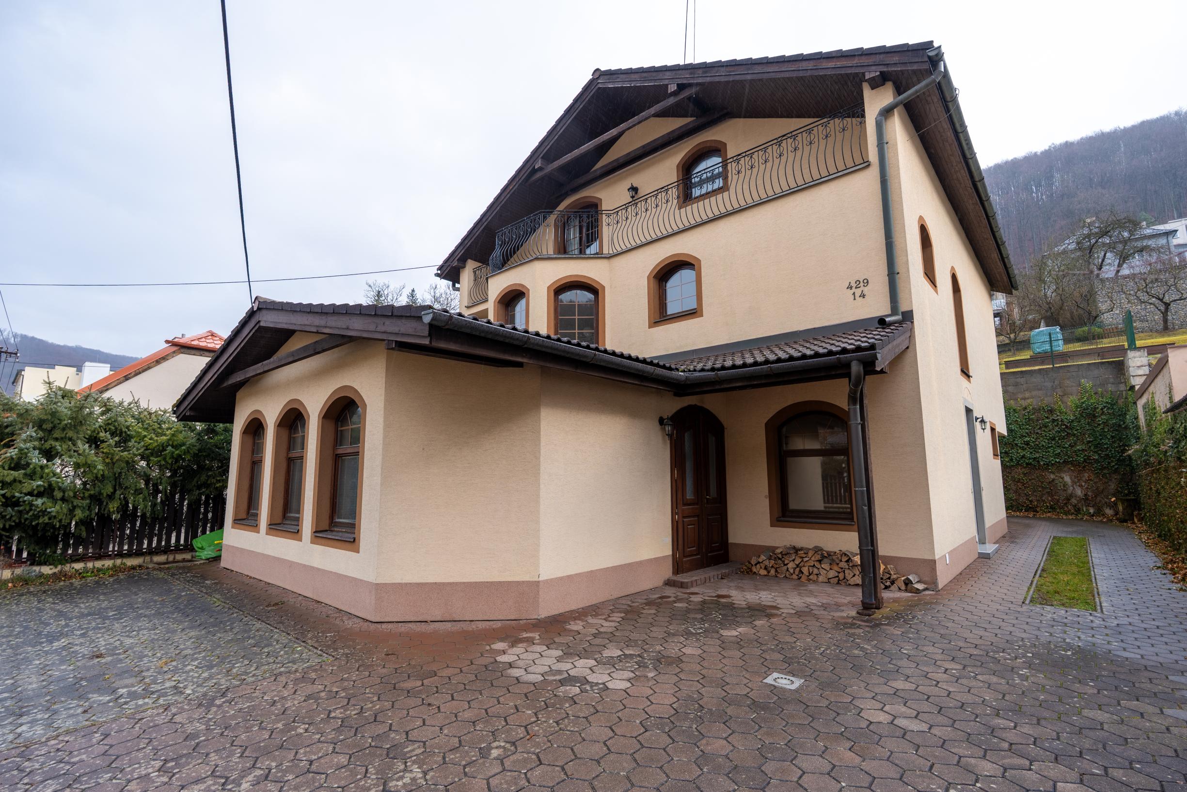 NEWDAY | NA PREDAJ 25-ročný rodinný dom s 2 bytovými jednotkami | 358 m2 úžitková plocha | 420 m2 pozemok | Partizánska - Trenčianske Teplice